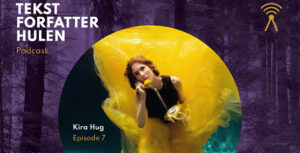 Billedet viser copywriter Kira Hug i en gul kjole under vandet